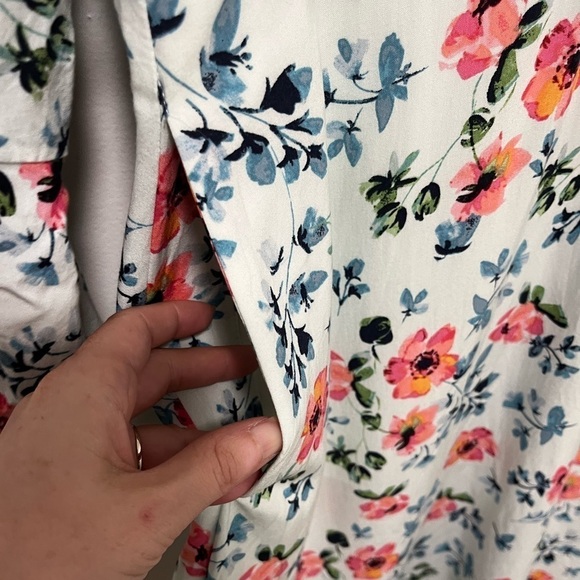 LOFT Floral Bell Sleeve Mini Dress With Pockets. Size 4 - Picture 4 of 8